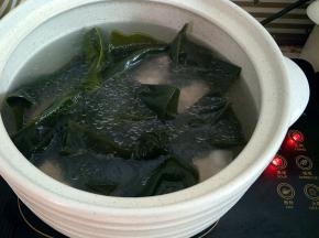 排骨汤里加入海带一起熬煮