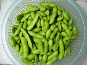 毛豆剪去两头，洗净、沥干水分。