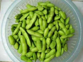 毛豆剪去两头，洗净、沥干水分。