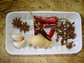 准备好姜、蒜、干红椒、花椒、八角。