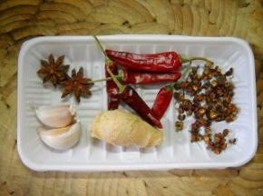 准备好姜、蒜、干红椒、花椒、八角。