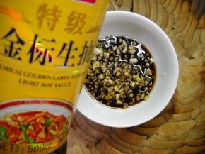 姜蒜切细粒，倒入姜汁醋、生抽，调成味汁备用。