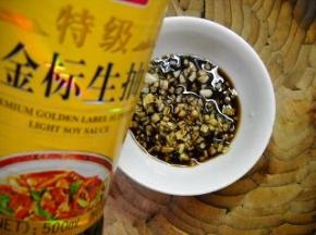 姜蒜切细粒，倒入姜汁醋、生抽，调成味汁备用。