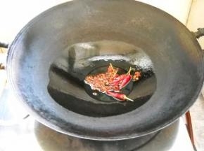 锅中油热，下干红椒、八角、花椒炒出香味。