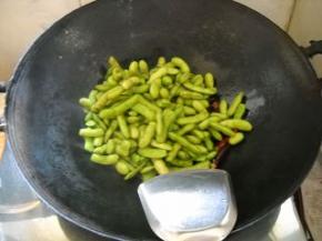 倒入毛豆，翻炒。 加入盐，炒匀。