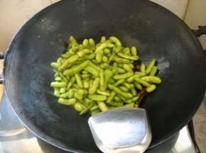 倒入毛豆，翻炒。 加入盐，炒匀。