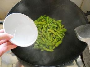 倒入一碗水，稍稍焖煮1分钟。