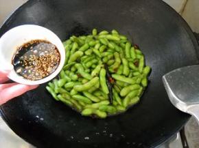 倒入味汁，焖煮2分钟。