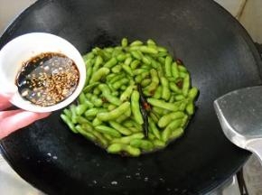 倒入味汁，焖煮2分钟。