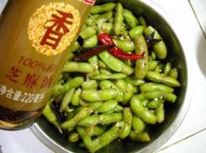 煮熟的毛豆盛入碗中，淋入芝麻油，拌匀。