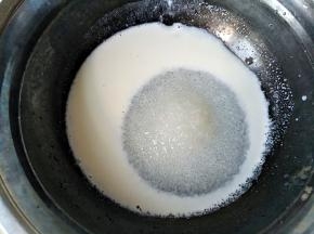 将牛奶和白糖混合