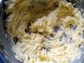 用电动打蛋器打发至蓬松发白