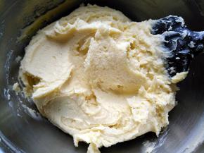 用刮刀搅拌均匀