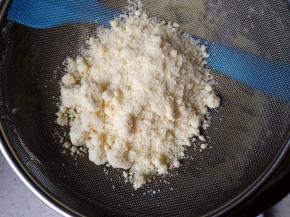 筛入杏仁粉