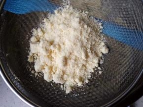 筛入杏仁粉