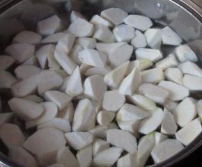 开水焯烫一分钟左右，去除草酸