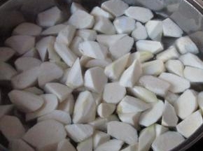 开水焯烫一分钟左右，去除草酸