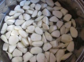 然后立即投入凉水里过凉，这样可以保持茭白的脆感