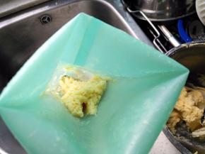 将原味曲奇面糊装入裱花袋，用筷子压到一半位置