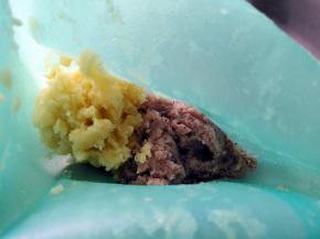 在另一半位置装入紫色面糊