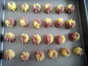 将面糊挤在烤盘上