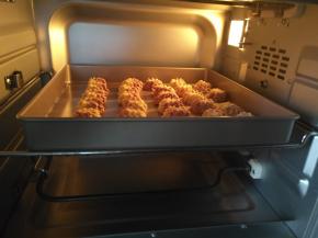 放入预热好的烤箱中层，上下火上火135度下火115度30分钟