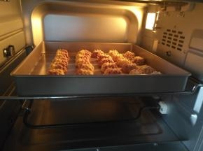 放入预热好的烤箱中层，上下火上火135度下火115度30分钟
