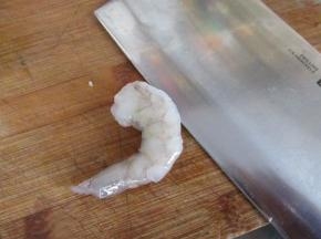 背部切口以便于成形。有虾线的话也方便取出