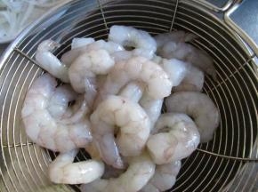 处理好的虾仁清洗后滤水