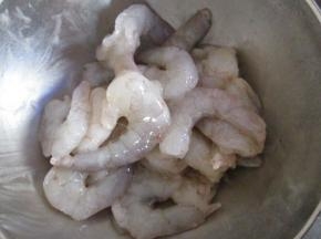 再加一点点食用油抓拌均匀，这样炒的时候虾仁不会相互粘连，也不易粘锅