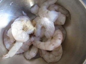 放入碗中加胡椒粉和黄酒及少许盐抓拌均匀腌制几分钟，这样可以很好的去腥