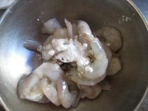 最后放少许干淀粉抓拌均匀