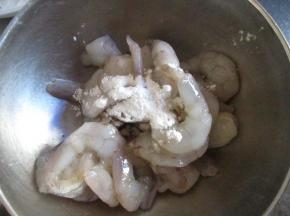 最后放少许干淀粉抓拌均匀