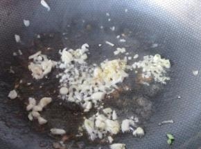 锅中底油炒香姜蒜末