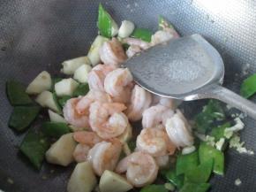 再把滑好的虾仁放入