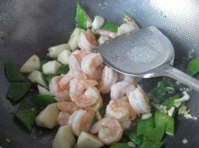 再把滑好的虾仁放入