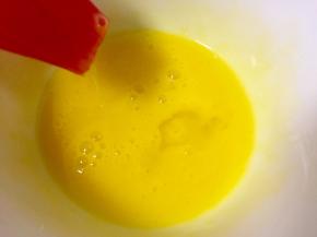 蛋黄打入碗中，用筷子打散。