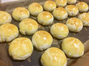 送入预热好的烤箱中层，上下火160度25分钟左右。烘烤时，注意观察上色情况，适当调整烤箱温度。烤好的蛋黄酥表面颜色会加深，有薄薄的脆皮，特别诱人。