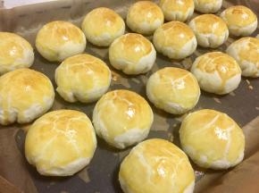 送入预热好的烤箱中层，上下火160度25分钟左右。烘烤时，注意观察上色情况，适当调整烤箱温度。烤好的蛋黄酥表面颜色会加深，有薄薄的脆皮，特别诱人。