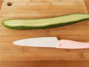 用奈瓷刀将青瓜对半削平（这样刚好可削成大小均衡的青瓜片，奈瓷刀轻薄锋利，刀不重手感很好）。