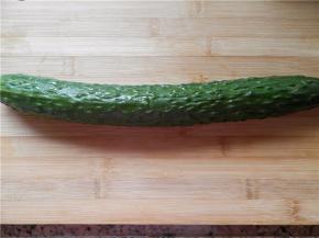 用洗碗布沾些小苏打粉搓洗青瓜外皮，再用水冲冼干净。