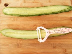 用奈瓷削皮刀将青瓜削成薄片，每片都很均匀，而且厚度一样，蔬果用此奈瓷刀切不会氧化、一点不会变色，很健康、很实用。