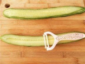 用奈瓷削皮刀将青瓜削成薄片，每片都很均匀，而且厚度一样，蔬果用此奈瓷刀切不会氧化、一点不会变色，很健康、很实用。