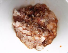 肉末放碗中，放米酒、酱油腌制一会。