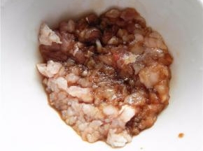 肉末放碗中，放米酒、酱油腌制一会。