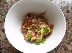 葱姜放肉末中拌匀。