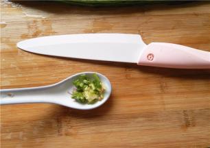 将洗过的葱和姜用锋利的奈瓷刀切碎。