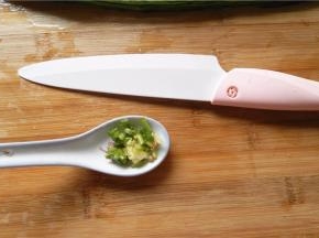 将洗过的葱和姜用锋利的奈瓷刀切碎。