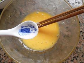 鸡蛋打散，加点盐调味。