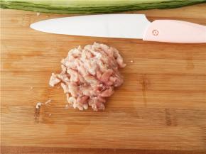 奈瓷刀将瘦肉进行：正面斜切，反面斜切，再翻面切成颗粒，再剁碎就好了，奈瓷刀很适合我们女人使用：切肉更加轻松、不会崩口、享受用刀的轻松和乐趣、远离重金属。